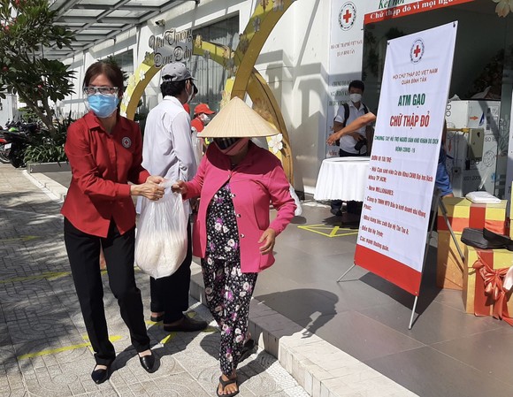 'ATM gạo Chữ thập đỏ' đến với người dân quận Bình Tân ảnh 2