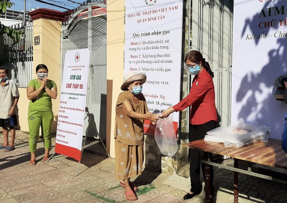 'ATM gạo Chữ thập đỏ' đến với người dân quận Bình Tân ảnh 1