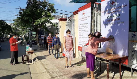 'ATM gạo Chữ thập đỏ' đến với người dân quận Bình Tân ảnh 5