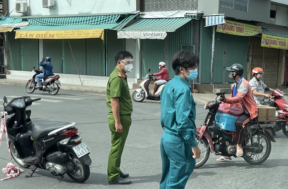 TPHCM gỡ bỏ các chốt kiểm soát liên quận, huyện ảnh 1