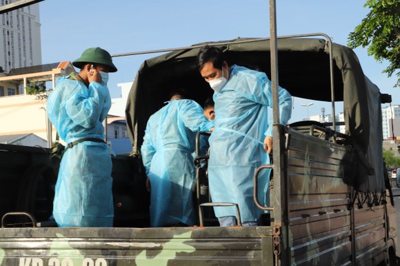 Quân đội phun thuốc khử khuẩn quy mô lớn tại quận Bình Tân ảnh 5