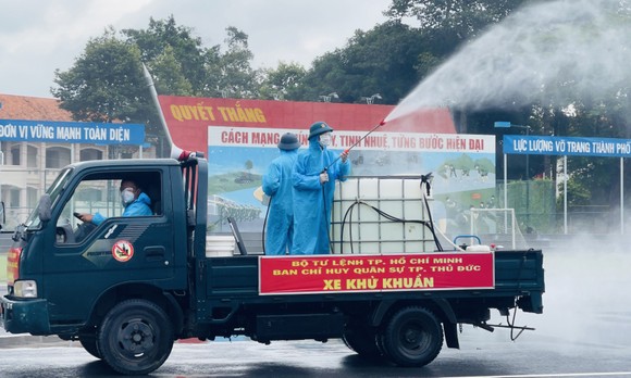 Gần 2.000 cán bộ chiến sĩ tham gia phun thuốc khử khuẩn trên toàn TPHCM ảnh 11