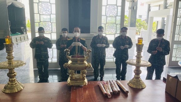 Quân đội tiếp nhận, thắp nhang và bàn giao tro cốt cho gia đình có thân nhân mất vì Covid-19 ảnh 3