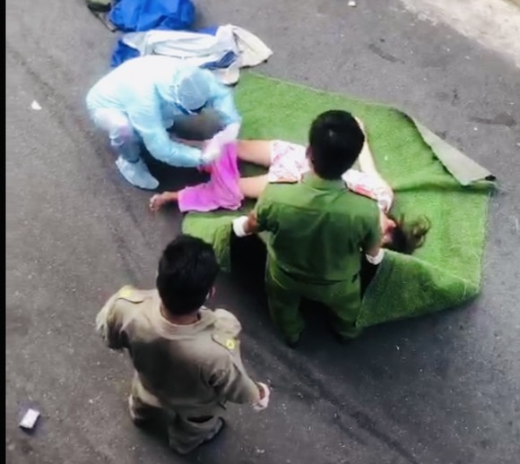 Thông tin về video 'Công an dùng bạt bó bệnh nhân Covid-19, đẩy lên xe đặc chủng' ảnh 1