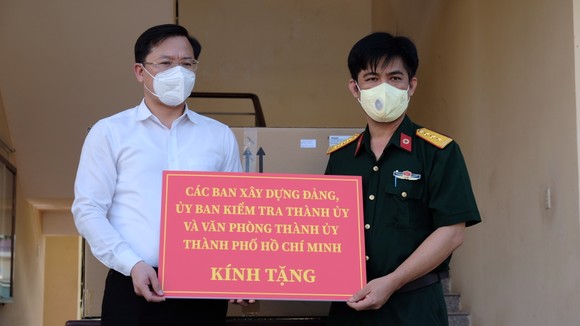Văn phòng Thành ủy TPHCM thăm hỏi, động viên lực lượng tuyến đầu ảnh 3