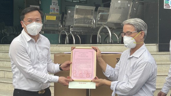 Văn phòng Thành ủy TPHCM thăm hỏi, động viên lực lượng tuyến đầu ảnh 2