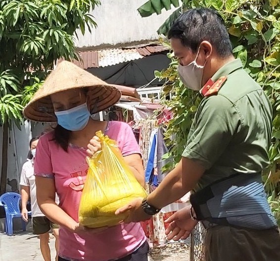 Công an TPHCM rà soát lập danh sách người dân khó khăn cần hỗ trợ ảnh 2