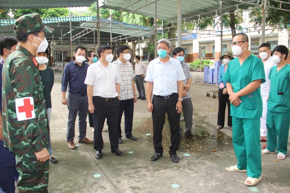 Thứ trưởng Bộ Y tế Nguyễn Trường Sơn kiểm tra công tác phòng, chống dịch Covid-19 tại huyện Bình Chánh ảnh 2