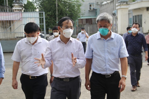 Thứ trưởng Bộ Y tế Nguyễn Trường Sơn kiểm tra công tác phòng, chống dịch Covid-19 tại huyện Bình Chánh ảnh 1