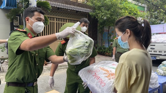 Lực lượng Công an TPHCM gõ cửa từng nhà bà con khó khăn trao nhu yếu phẩm ảnh 15