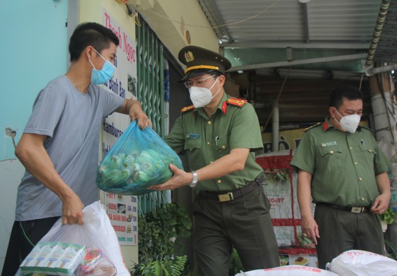 Công an gõ cửa từng nhà trao quà hỗ trợ bà con nghèo ở huyện Nhà Bè ảnh 2