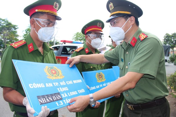 Công an gõ cửa từng nhà trao quà hỗ trợ bà con nghèo ở huyện Nhà Bè ảnh 3