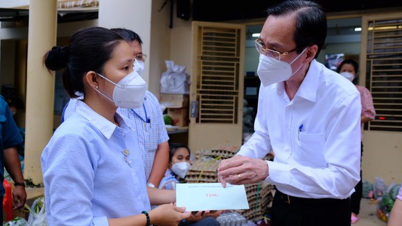 Lãnh đạo TPHCM động viên cán bộ cơ sở bảo vệ pháo đài chống dịch Covid-19 ảnh 4