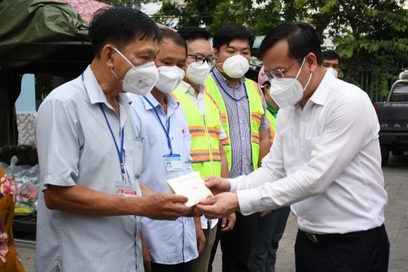 Lãnh đạo TPHCM thăm, động viên các 'pháo đài' chống dịch ảnh 8
