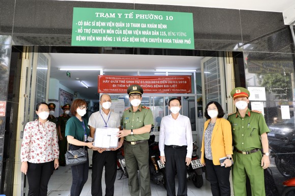 Giám đốc Công an TPHCM trao 1.000 phần thuốc điều trị cho F0 ở quận 10 ảnh 3