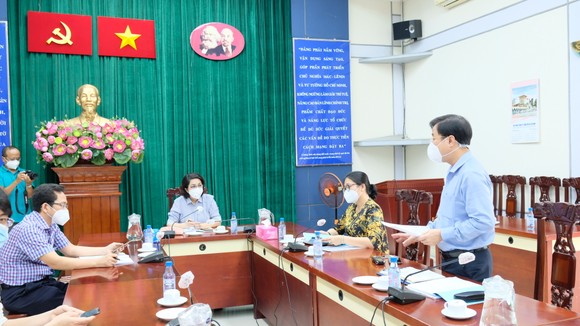 Giám đốc Trung tâm An sinh TPHCM trao quà cho người dân khó khăn ảnh 1