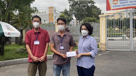 Giám đốc Trung tâm An sinh TPHCM trao quà cho người dân khó khăn ảnh 2