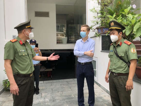 Công an TPHCM trao quà cho người nước ngoài bị ảnh hưởng dịch Covid-19 ảnh 2