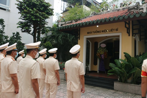 Công an TPHCM báo công dâng Bác nhân kỷ niệm 60 năm Ngày truyền thống lực lượng Cảnh sát PCCC ảnh 2