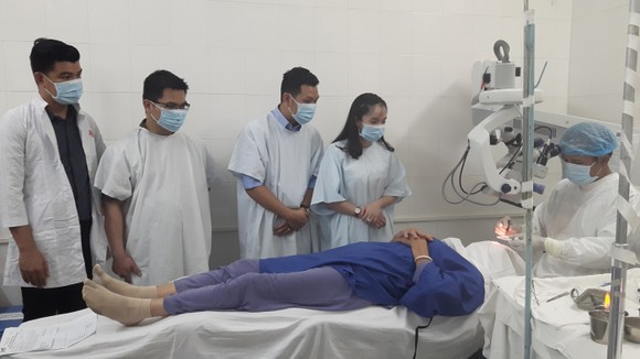 400 bệnh nhân khó khăn được mổ mắt miễn phí ảnh 1