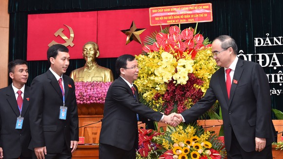 Bí thư Thành ủy TPHCM Nguyễn Thiện Nhân: Các ngành dịch vụ của quận 10 cần chuyển hướng phục vụ ảnh 1