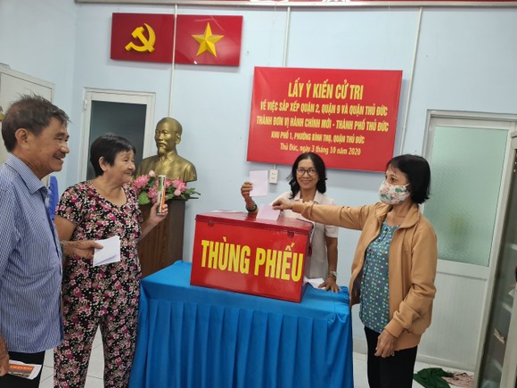 Cử tri bỏ phiếu cho ý kiến về sáp nhập đơn vị hành chính tại TPHCM ảnh 3