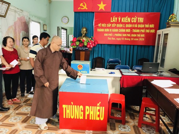 Cử tri bỏ phiếu cho ý kiến về sáp nhập đơn vị hành chính tại TPHCM ảnh 2