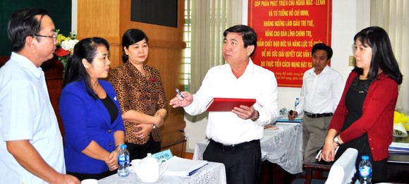 Chủ tịch UBND TPHCM Nguyễn Thành Phong: Kìm giữ dân số ở trung tâm TPHCM ảnh 1