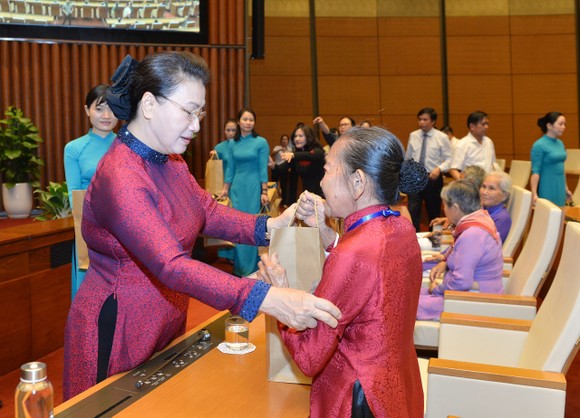 Chủ tịch Quốc hội Nguyễn Thị Kim Ngân gặp mặt 300 Mẹ Việt Nam Anh hùng tiêu biểu ảnh 4
