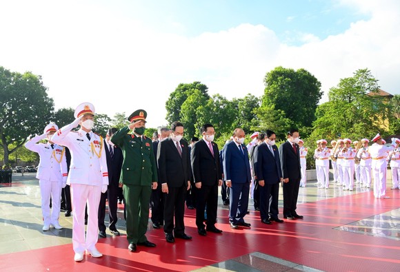Lãnh đạo Đảng, Nhà nước đặt vòng hoa, tưởng niệm các Anh hùng liệt sĩ ảnh 1