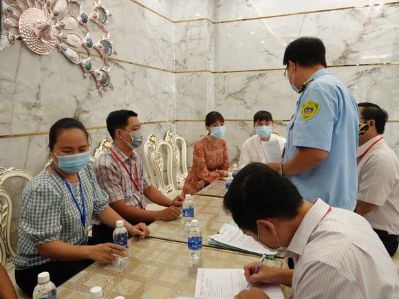 Chủ đầu tư công trình vi phạm xin vừa tháo dỡ, vừa kinh doanh, quận không đồng ý ảnh 1
