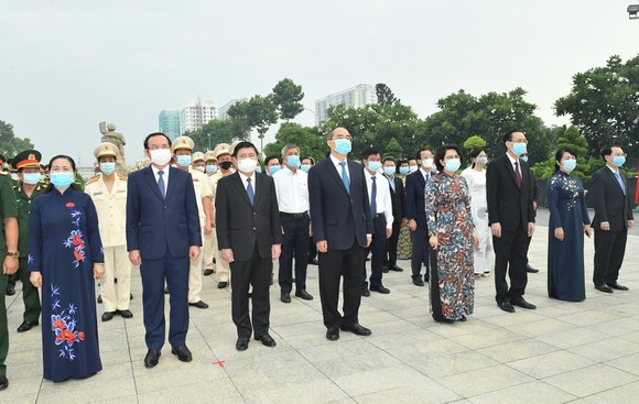 Lãnh đạo TPHCM dâng hương tưởng niệm các anh hùng liệt sĩ nhân Ngày Giải phóng miền Nam, thống nhất đất nước ảnh 2