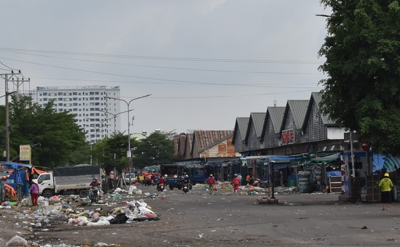 Kiểm soát chặt người ra, vào chợ đầu mối nông sản Thủ Đức ảnh 1