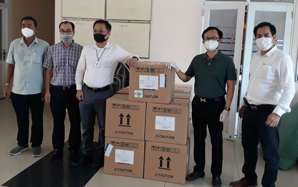 Người Việt Nam ở nước ngoài tặng TPHCM 30.000 khẩu trang N95 ảnh 1