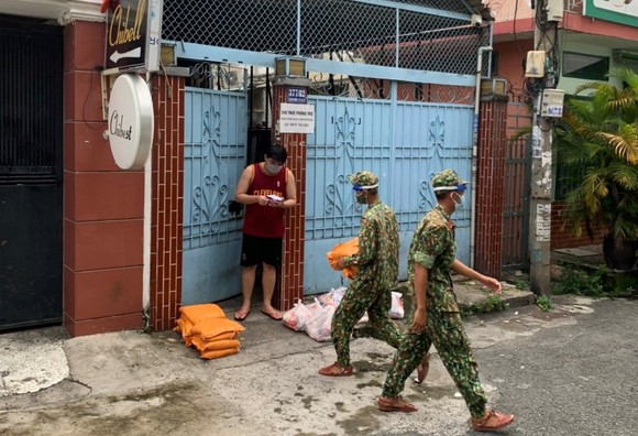 Các địa phương đi chợ giúp dân ảnh 1