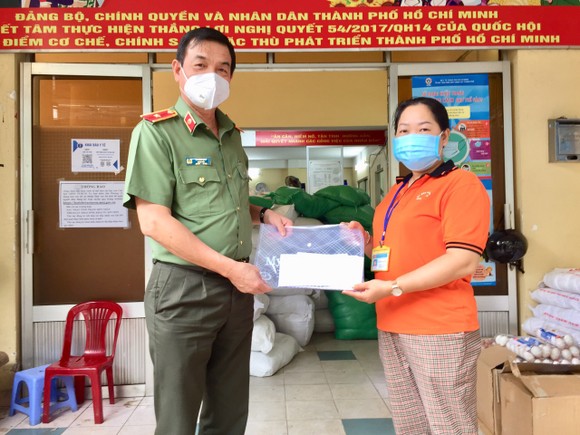Lãnh đạo TPHCM thăm, động viên các 'pháo đài' chống dịch ảnh 4