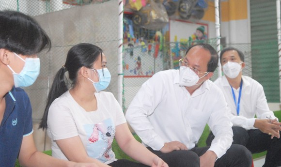 Lãnh đạo TPHCM thăm trẻ em mồ côi có cha, mẹ mất vì Covid-19 ảnh 2