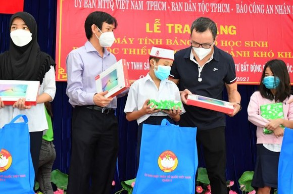 Trao tặng máy tính bảng cho học sinh dân tộc thiểu số ảnh 2