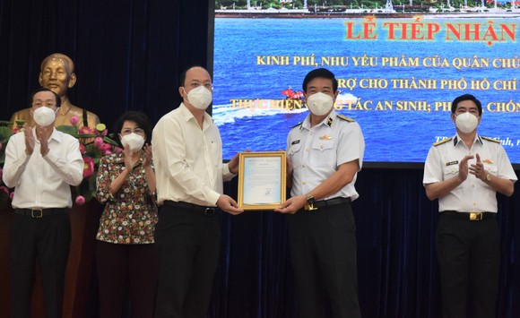 TPHCM tiếp nhận 25 tỷ đồng và 135 tấn gạo ủng hộ phòng chống dịch ảnh 4