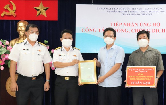 Bộ Tư lệnh Vùng 1 Hải quân hỗ trợ TPHCM thêm 10 tấn gạo ảnh 1