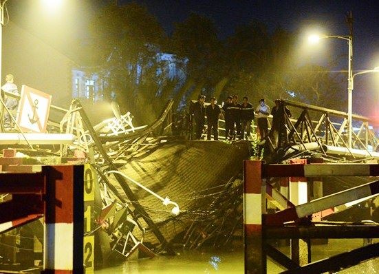 Cận cảnh trục vớt chiếc xe ben gây ra vụ sập cầu Long Kiển ảnh 4