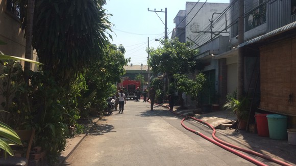 Cháy kho công ty cáp viễn thông, nhân viên công ty tháo chạy thục mạng ảnh 2