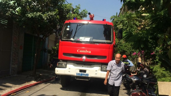 Cháy kho công ty cáp viễn thông, nhân viên công ty tháo chạy thục mạng ảnh 5