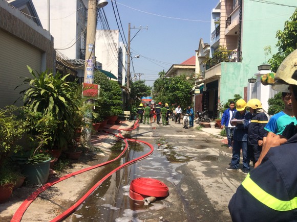 Cháy kho công ty cáp viễn thông, nhân viên công ty tháo chạy thục mạng ảnh 3