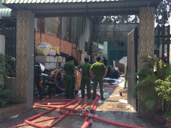 Cháy kho công ty cáp viễn thông, nhân viên công ty tháo chạy thục mạng ảnh 4