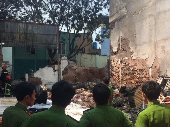 Cháy kho công ty cáp viễn thông, nhân viên công ty tháo chạy thục mạng ảnh 1