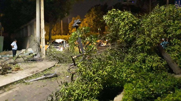Vụ xe bán tải húc hàng loạt xe máy, 2 người chết: Tài xế đạp nhầm chân ga ảnh 7