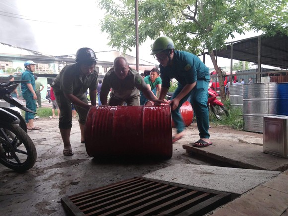 Hơn 100 chiến sĩ chữa cháy tại công ty sản xuất khăn lạnh ở TPHCM ảnh 2