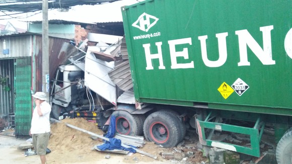 Tránh người đi bộ, xe container tông 6 nhà dân, nhiều người thoát chết ảnh 4