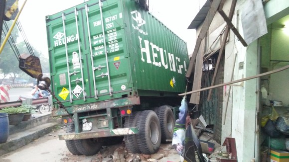 Tránh người đi bộ, xe container tông 6 nhà dân, nhiều người thoát chết ảnh 3